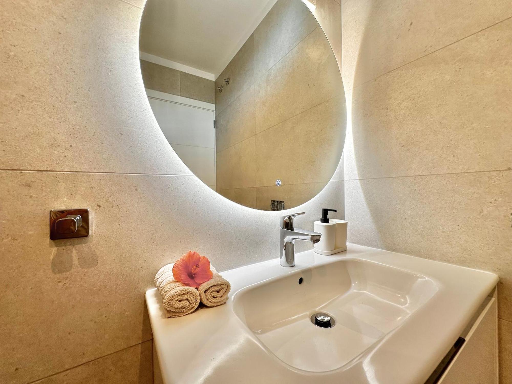 אדחה Sunshine Apartment With Sea Viev מראה חיצוני תמונה